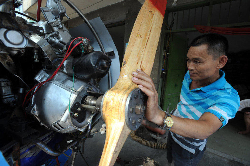 Wen Jiaquan, a 54-year-old repairman, makes a rotorcraft by following the video and indications on Internet in southwest China's Chongqing municipality on July 28, 2013. He and his wife have never flown before but shared the same dream of flying in the sky. Wen who only received primary school education has spent 10,000 yuan ($1,630) on the semi-finished rotorcraft. As the rotorcraft hasn't been finished, we still don't know if it can be a success. (Photo/GMW)