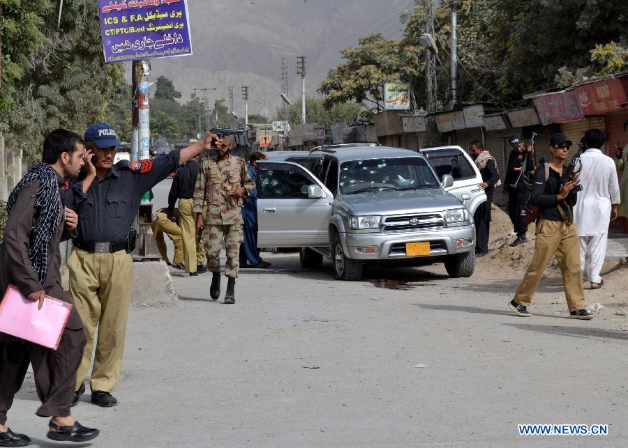 Security officials cordon off the firing site in southwest Pakistan's Quetta on July 31, 2013. At least three people were killed and five others injured as unknown gunmen opened fire on a vehicle at Prince Road in Quetta on Wednesday, local media reported. (Xinhua/Asad)