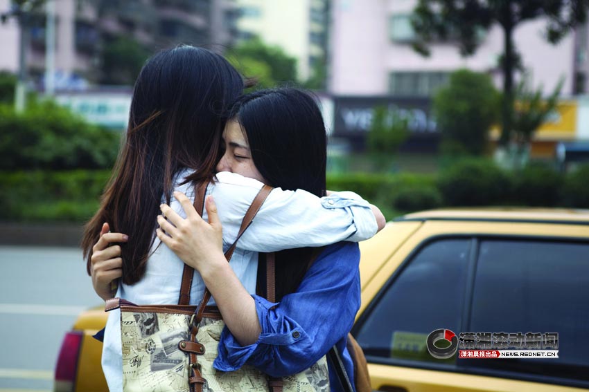 Wu Jia bids farewell to her best friend A Jiao, June 11, 2013. They cling together, and could not bear to separate. After graduation, such farewell happens every day. (XiaoXiang Morning Herald/Jiang Limei)