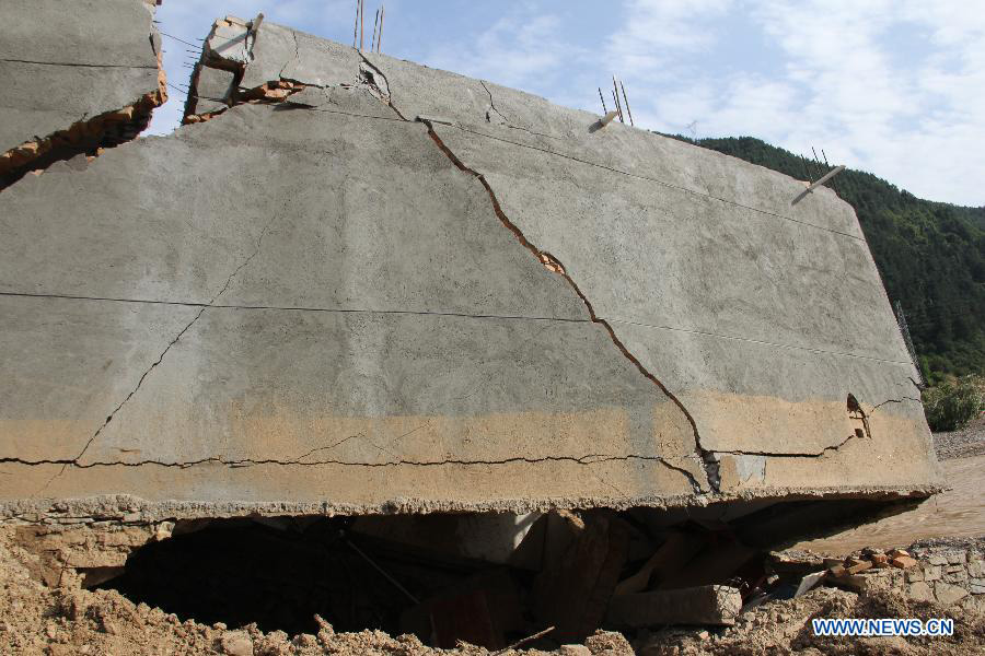 Photo taken on July 31, 2013 shows the Niangniangba Town destroyed by floods in Qinzhou District of Tianshui City, northwest China's Gansu Province. More than 20 people were dead or missing and about 1.22 million people were affected by the landslides and floods caused by strong rainfall in Tianshui in recent days. (Xinhua/Bai Liping)