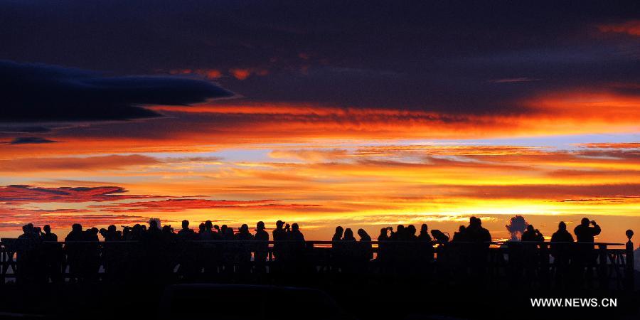 Visitors enjoy the beautiful sunrise in Nantou County, southeast China's Taiwan, Aug. 1, 2013. (Xinhua/Tao Ming)