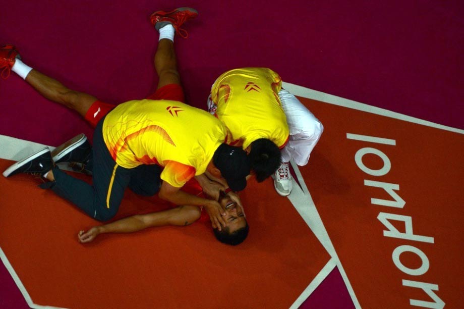 Li Yongbo kisses Lin Dan after Lin won men's badminton singles gold medal match against Lee Chong Wei of Malaysia, at London 2012 Olympic Games in London, Britain, August 5, 2012. (CNTV)