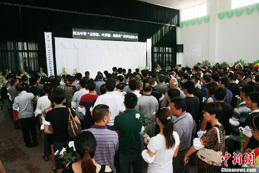 The victims' families and friends presented flowers during the memorial service to mourn the victims. (Li Chenyun/CNS)