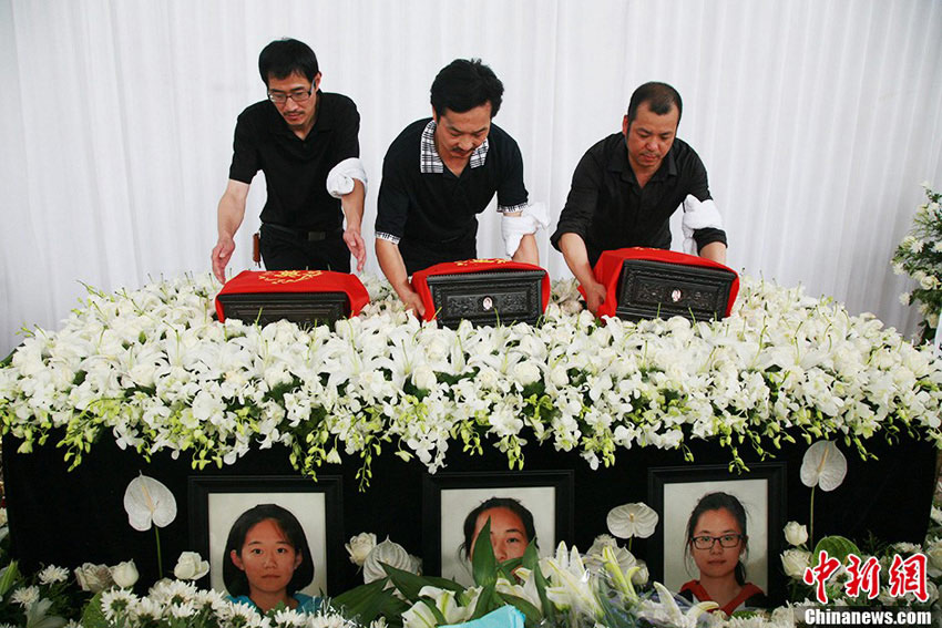 The victims' families and friends presented flowers during the memorial service to mourn the victims. (Li Chenyun/CNS)