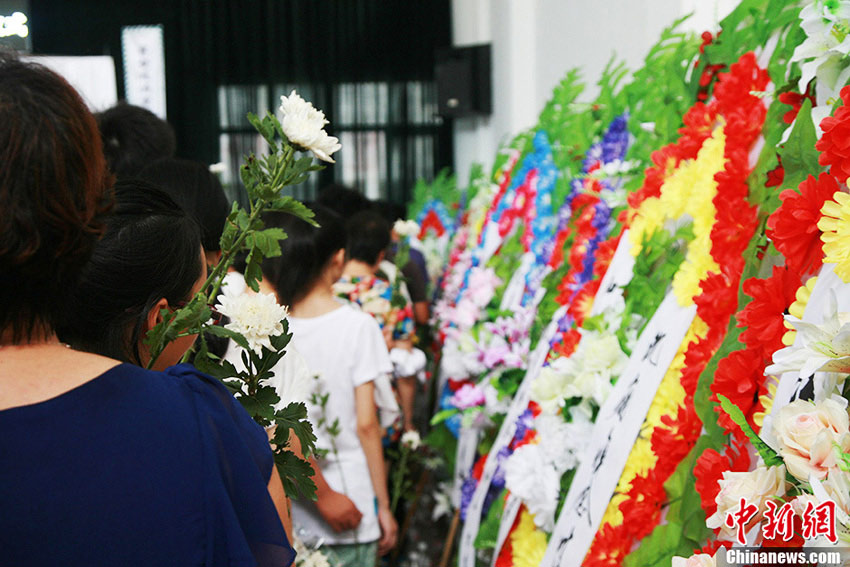 The victims' families and friends presented flowers during the memorial service to mourn the victims. (Li Chenyun/CNS)