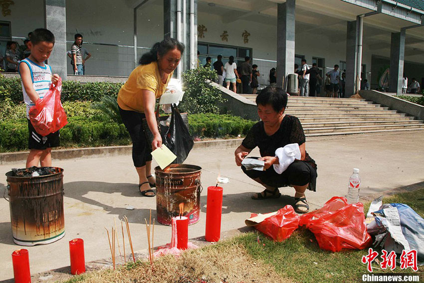 The victims' families and friends presented flowers during the memorial service to mourn the victims. (Li Chenyun/CNS)