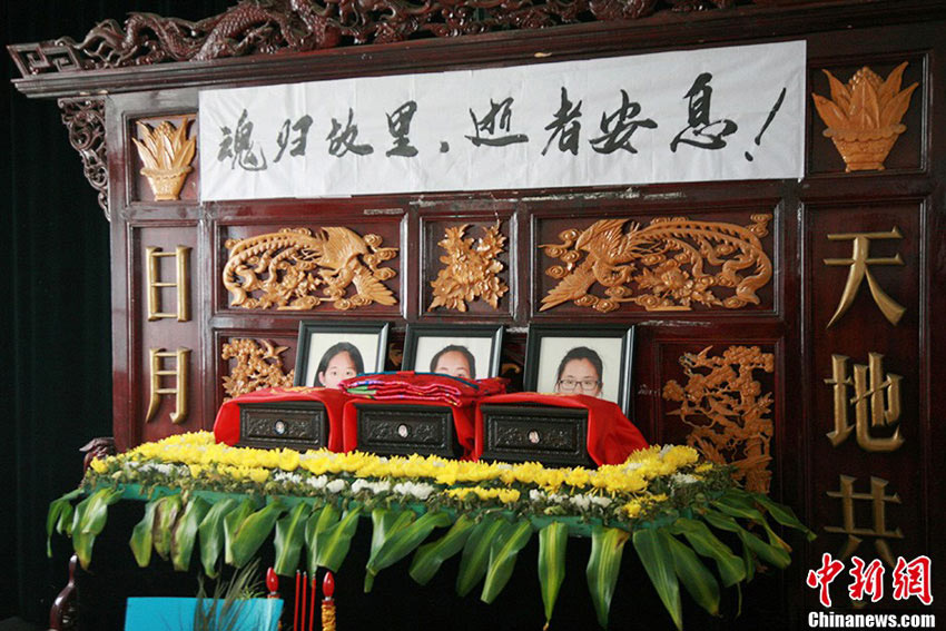 The victims' families and friends presented flowers during the memorial service to mourn the victims. (Li Chenyun/CNS)