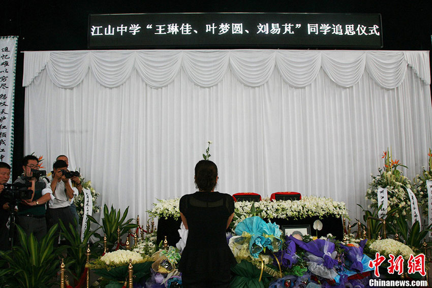 The victims' families and friends presented flowers during the memorial service to mourn the victims. (Li Chenyun/CNS)