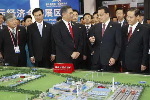 Chinese Premier Li Keqiang (3rd, right) visits a booth of the China Nonferrous Metal Mining Group at the 10th China-ASEAN expo in Nanning, South China’s Guangxi Zhuang autonomous region, September 3. Li stresses on beefing up environmental protection efforts by overseas Chinese companies. [Caption by Ding Qingfeng, Photo by Wu Zhiyi/China Daily]