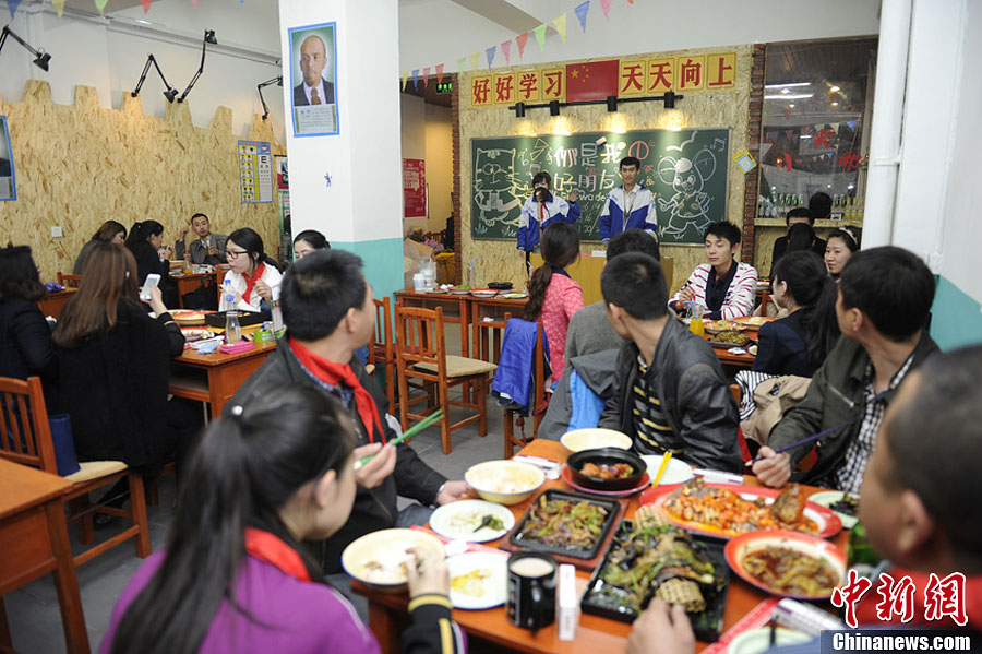 "Class meeting", which includes dance, singing and collective games in childhood, is held during the meal in a classroom-themed restaurant in Changchun, northeast China's Jilin province. (Chinanews.com/ Zhang Yao)