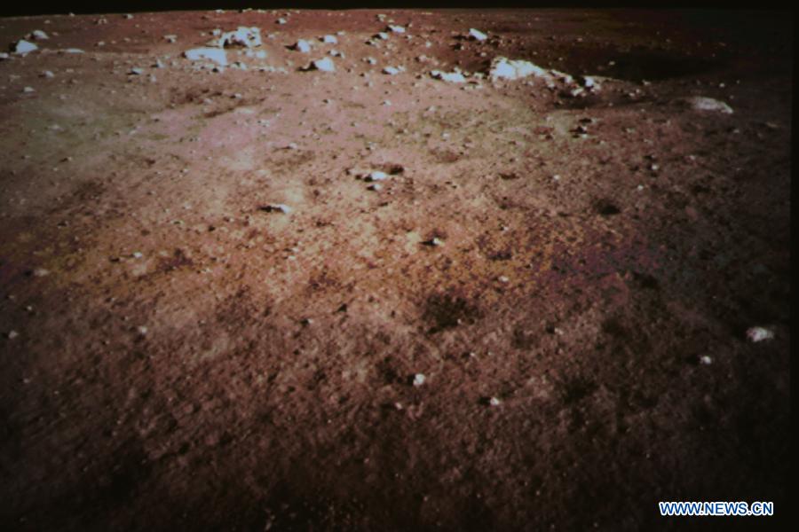 Lunar probe Chang'e-3 sends back photos of moon surface