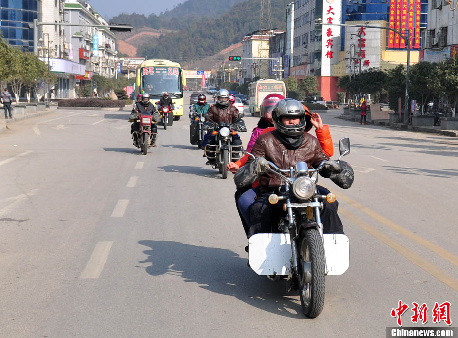 Migrant workers from east China's Jiangxi Province start their homebound motorcycle journey, Jan. 19, 2014. Many migrant workers in the province choose motorcycle as the means of transport when they return to their hometowns for family reunion during the Spring Festival. (Source: Chinanews.com/Hu Dunhuang)