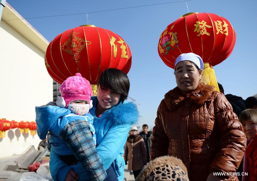 Villagers shop at a bazaar in Xinrong Village of Helan County, northwest China's Ningxia Hui Autonomous Region, Jan. 20, 2014. Residents of some immigrant villages in Ningxia started purchasing food and articles for the upcoming Spring Festival at their new home. (Xinhua/Wang Peng)