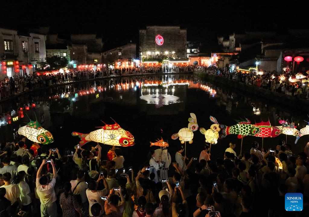 Pic story: inheritor of festive lantern making skills