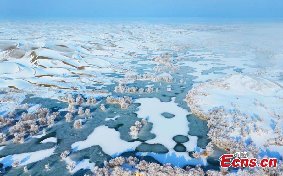 Sand dunes turned to winter wonderland after snow in Xinjiang