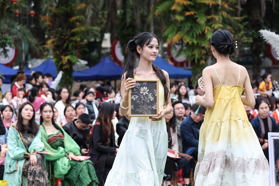 Ethnic fashion show displays the speical cultural charm in Wuzhishan in S China's Hainan