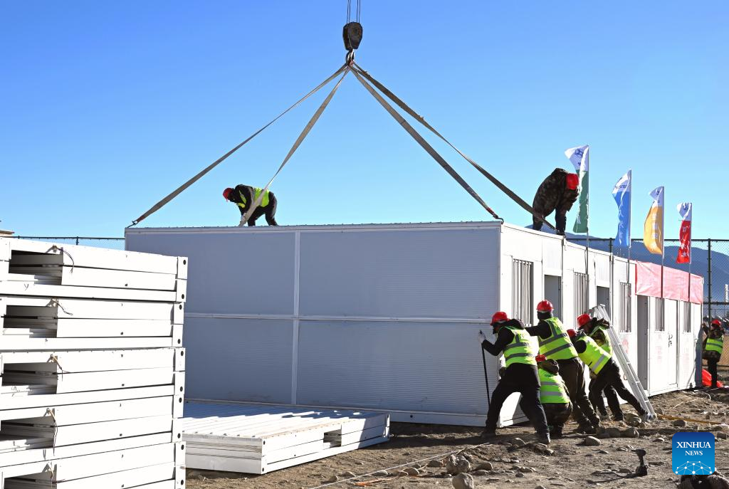 400 mobile houses start to be built in quake affected Lnaza County of Xizang