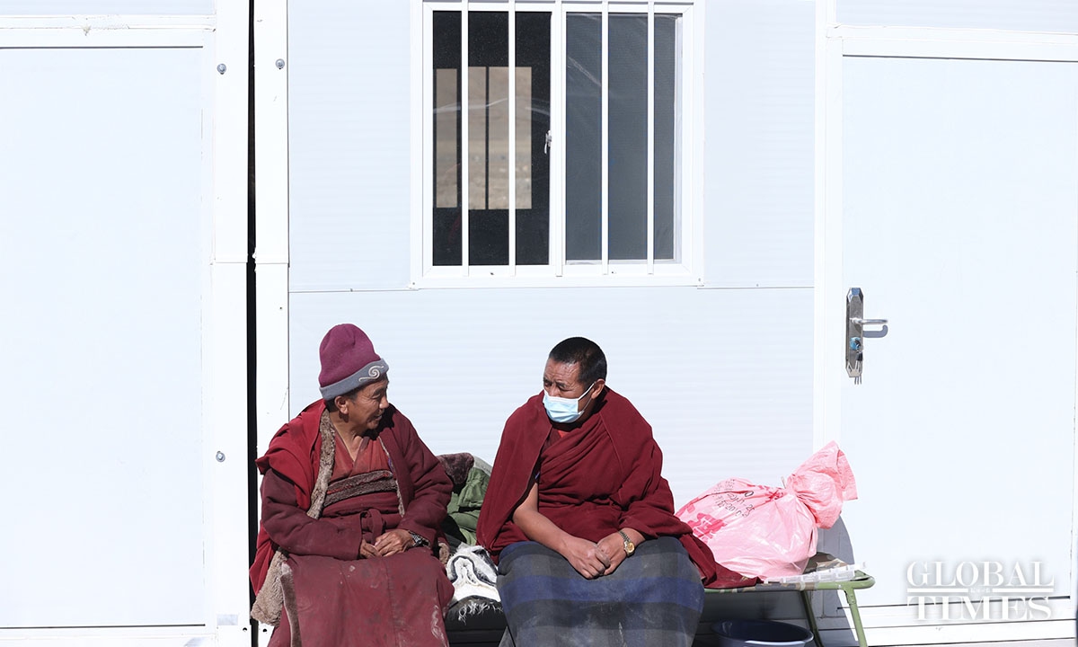 At the temporary shelter next to the Shekar Chode Monastery management committee in Chamco town, monks and nuns have moved into mobile prefab homes with improved earthquake resistance and insulation properties. Photo: Cui Meng/GT