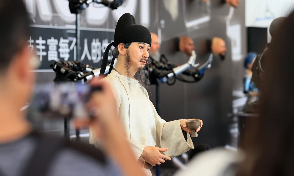 A humanoid robot with the likeness  of Chinese Tang Dynasty (618-907) poet Li Bai, makes its appearance at China's first-ever robot Spring Festival 