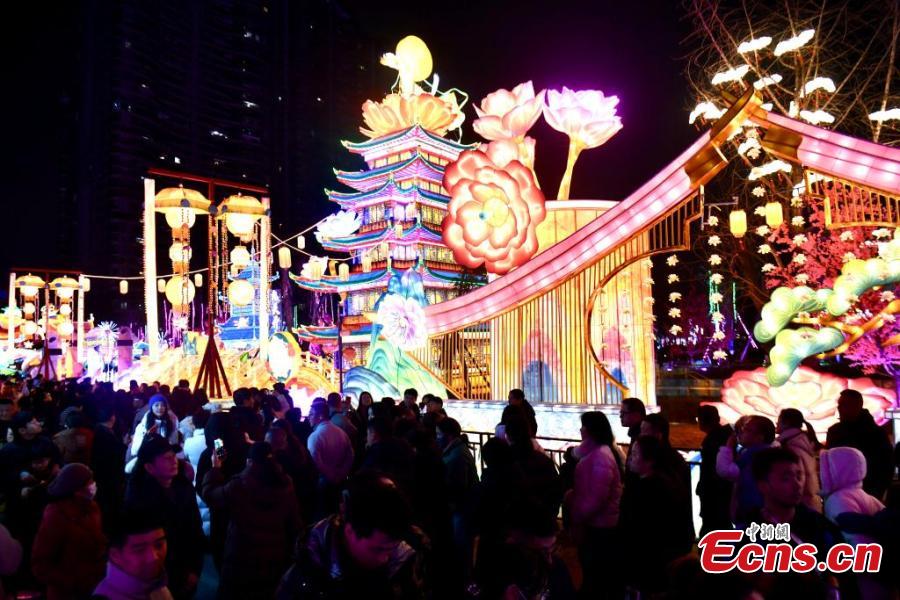 Panda lantern show lights up Chengdu