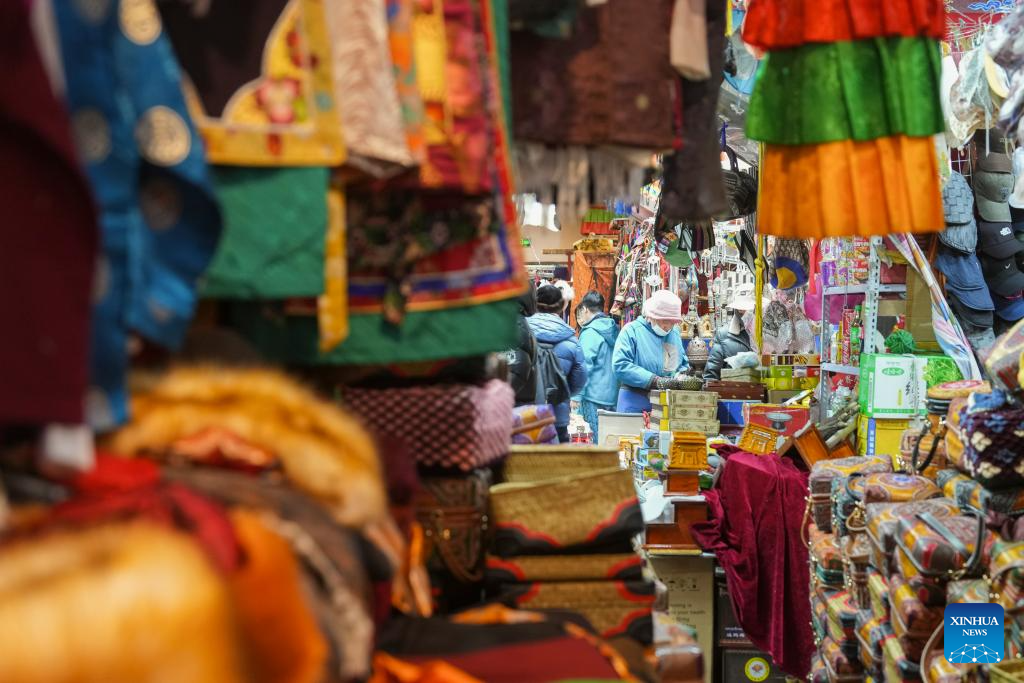 People in Lhasa make preparations for upcoming Tibetan New Year