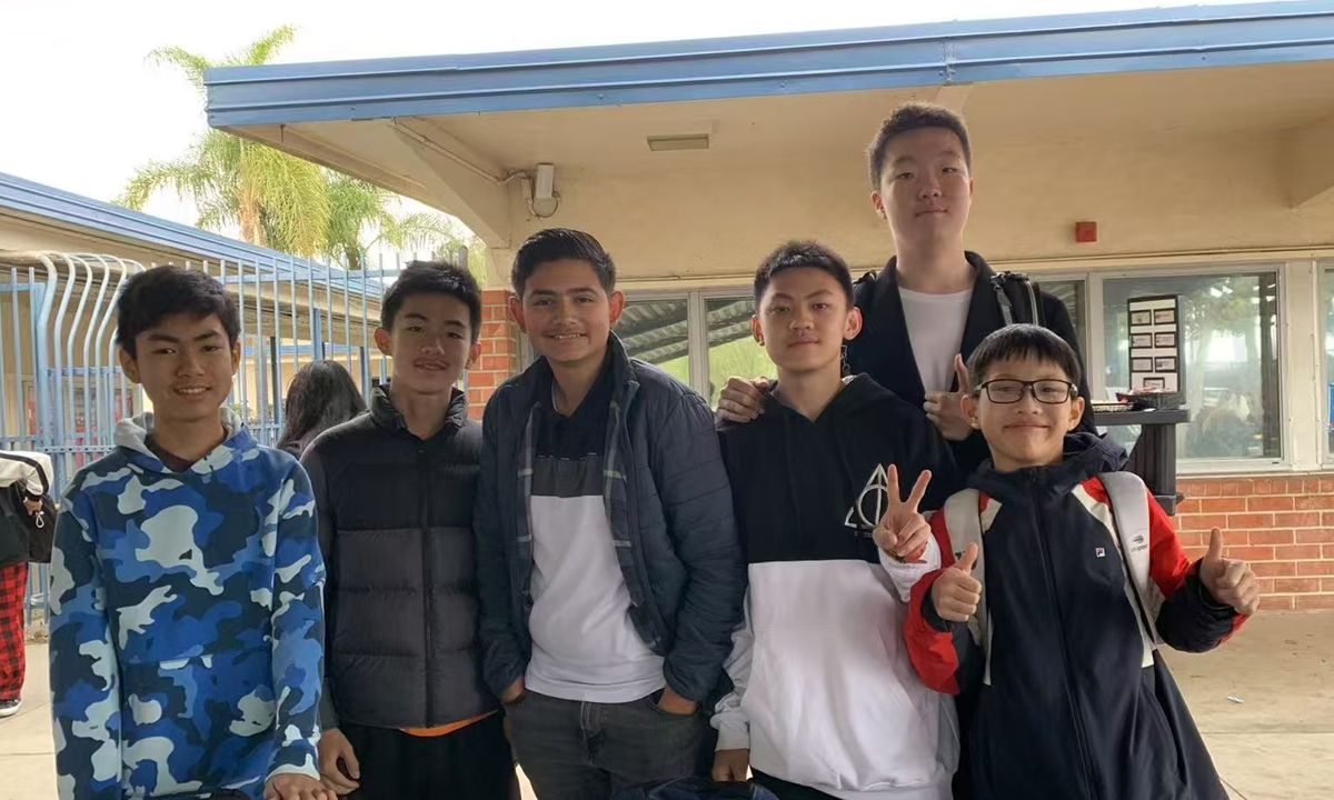 Liu Ruiqin (fourth from left) pose for a photo with students in California, the US. Photo: Courtesy of Shenzhen Education Center for International Exchange