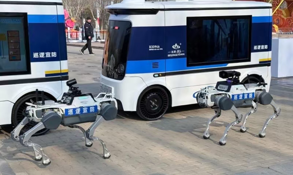 On March 8, at Boda Park in Beijing Economic-Technological Development Area, two robotic patrol dogs attracted significant attention from visitors and local residents, alongside a fleet of intelligent patrol vehicles. Photo: Screenshot from Beijing E-Town's official WeChat 