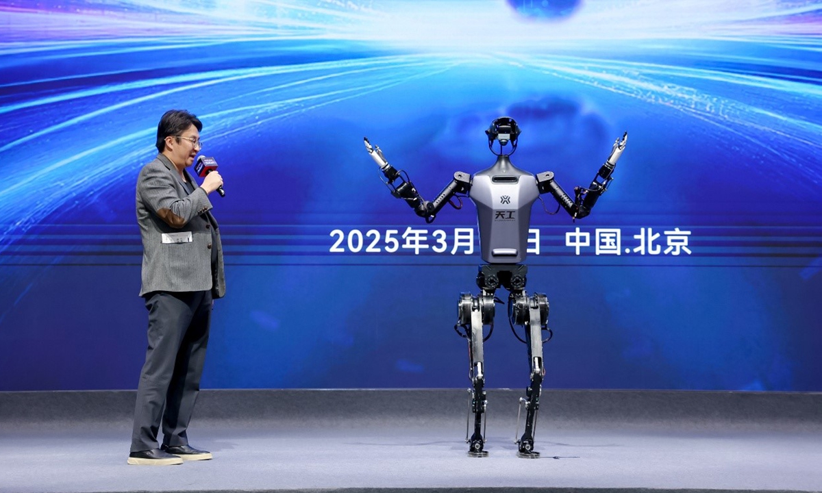 Tang Jian, the chief technology officer of the National and Local Co-built Embodied AI Robotics Innovation Center, accompanied by the humanoid robot Tien Kung, introduces 