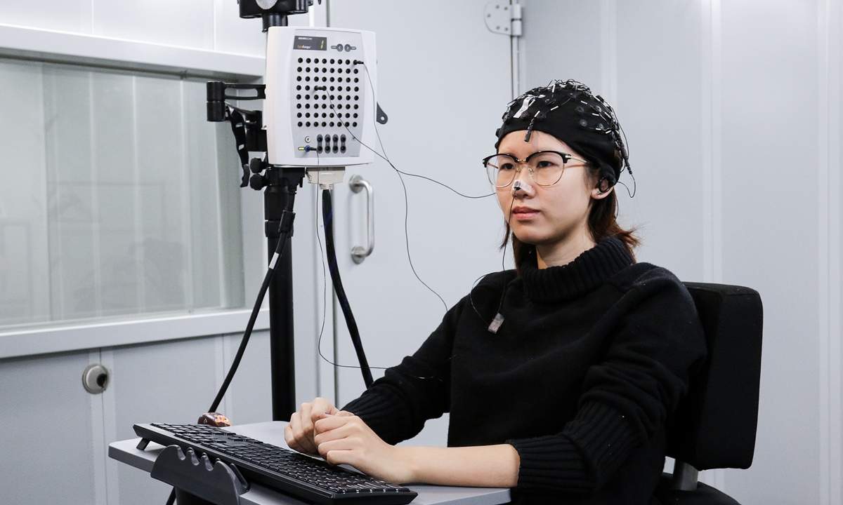 A woman uses BCI technology to type on a compute. Photos: Courtesy of Tianjin University