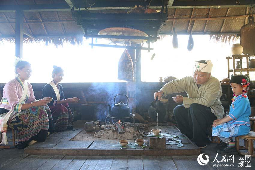村民在品茶。普洱市委宣传部供图