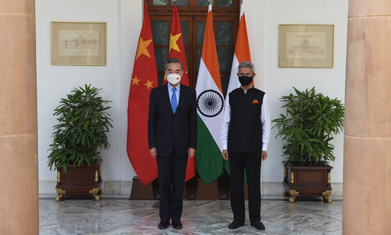 Visiting Chinese State Councilor and Foreign Minister Wang Yi (L) talks with Indian External Affairs Minister Subrahmanyam Jaishankar in New Delhi, India, March 25, 2022.Photo:Xinhua