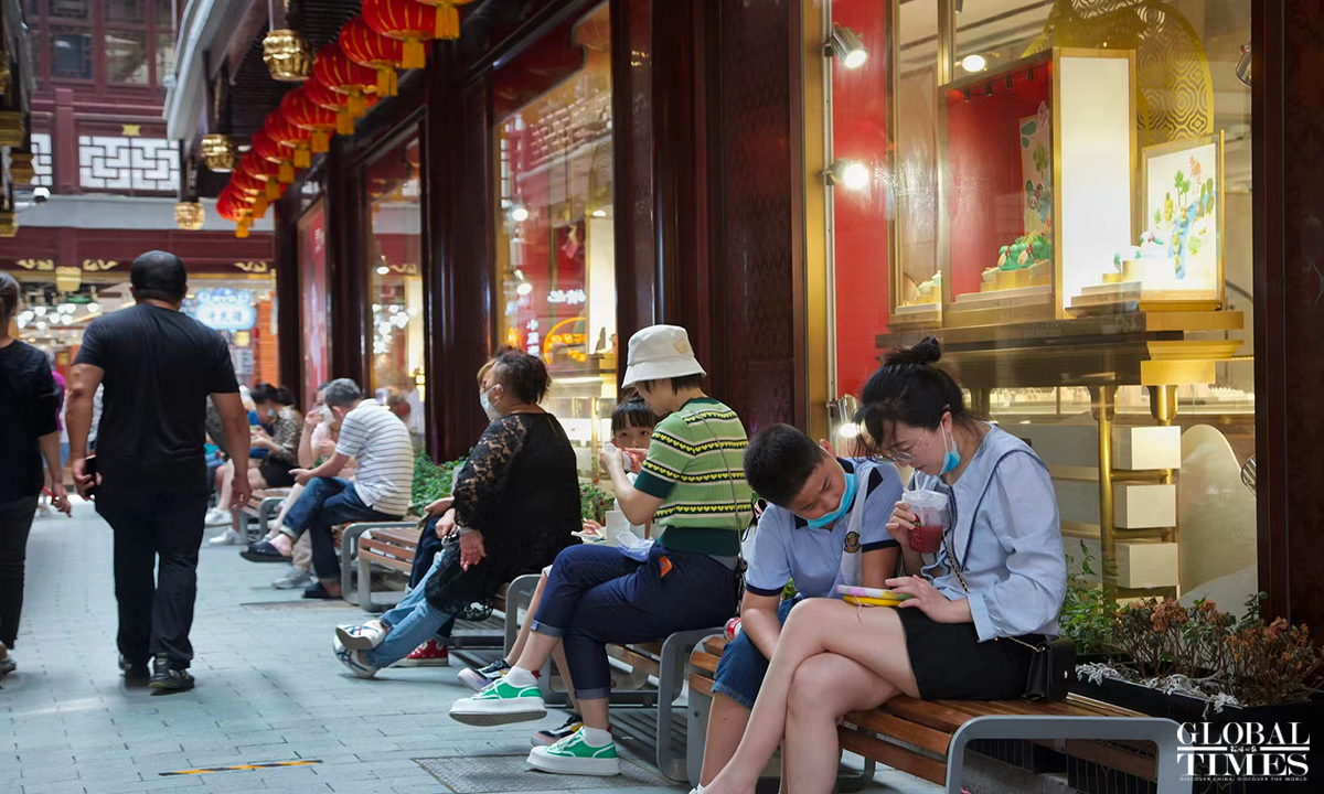 On the first day of Shanghai resuming normal life, one of the main attractions in the city, the Yuyuan Garden welcomes tourists on June 1. Visitors take photos and many time-honored brand restaurants welcome customers. At present, the scenic spot requires visitors to make an appointment and show their health code to enter. Photo: Wu Shiliu/GT