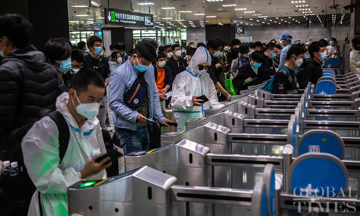 People take their luggage and arrive at the entrance of Hongqiao Railway Station in Shanghai on Sunday. Photo: Wu Shiliu/GT