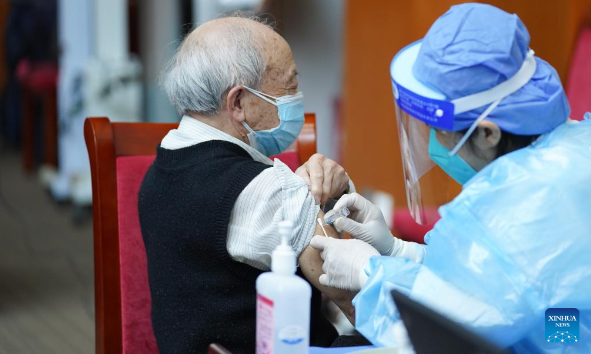 A medical worker injects COVID-19 vaccine for a senior citizen in Dongcheng District of Beijing, capital of China, April 18, 2022. Photo:Xinhua