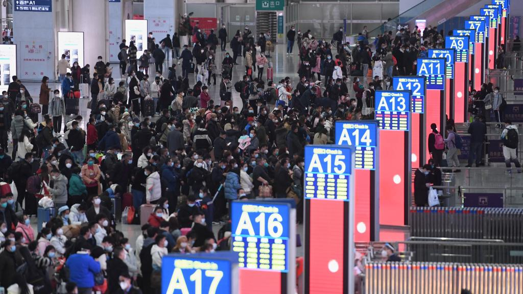 Passengers are seen at Shenzhen North railway station in Shenzhen, south China's Guangdong Province, January 7, 2023. /Xinhua