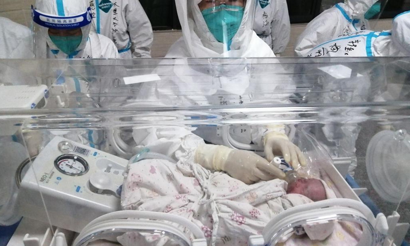 Medical staff take care of a newborn baby in the special care unit in Ruili, southwest China's Yunnan Province, Aug. 11, 2021. A pregnant woman with COVID-19 Wednesday morning gave birth to triplets in the quarantine area of a designated hospital in southwest China's border city of Ruili, the Yunnan provincial health commission said on Thursday. It is the first case of its kind in China.Photo:Xinhua