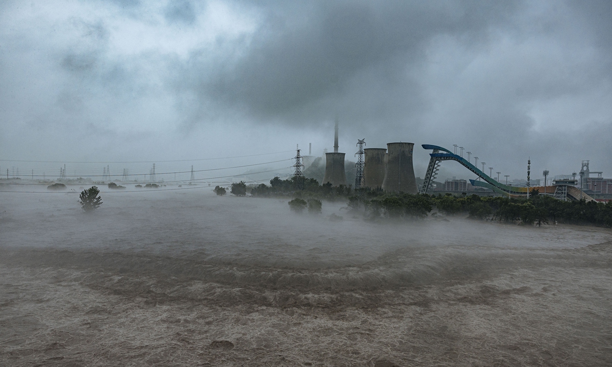 Water levels rise quickly on August 1, 2023 at Shougang Bridge over the Yongding River, fl ooding part of the Winter Olympic park, in Beijing’s Shijingshan district. In the background is the Shougang Ski Jump Platform, a venue for the Beijing 2022 Winter Olympics. Photo: Li Hao/GT