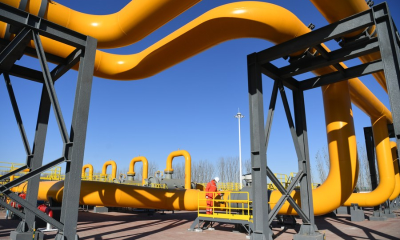 A staff member works at the Yongqing compressor station of the Changling-Yongqing section of the China-Russia east-route natural gas pipeline in Yongqing county, North China's Hebei Province, December 3, 2020. Photo: Xinhua