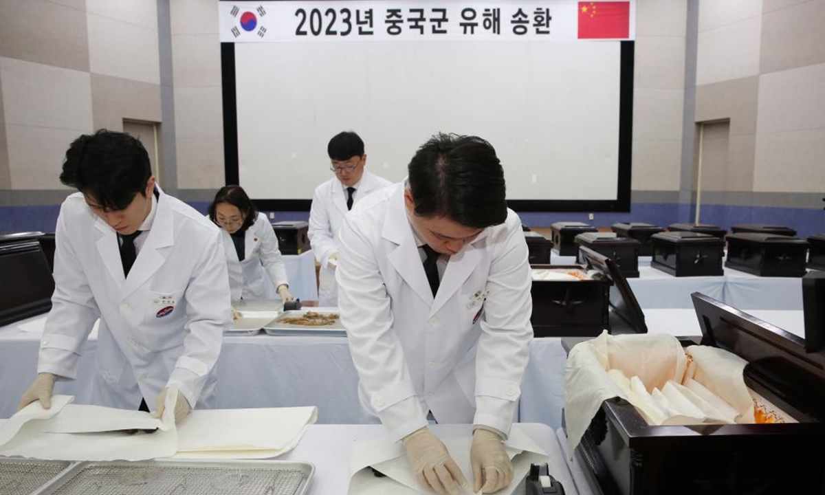 Workers transfer the remains of 25 Chinese soldiers who died in the War to Resist US Aggression and Aid Korea (1950-53) into caskets in Incheon, South Korea, on November 22, 2023. Photo: Xinhua 