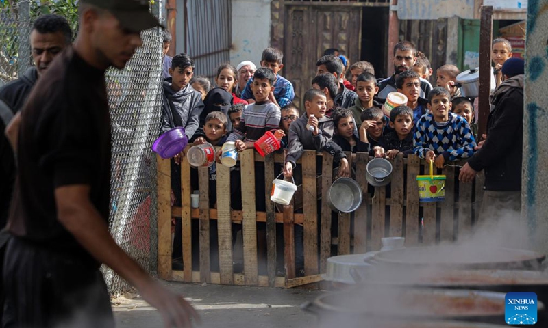 People wait for food relief in the southern Gaza Strip city of Rafah, Nov. 19, 2023. (Photo: Xinhua)