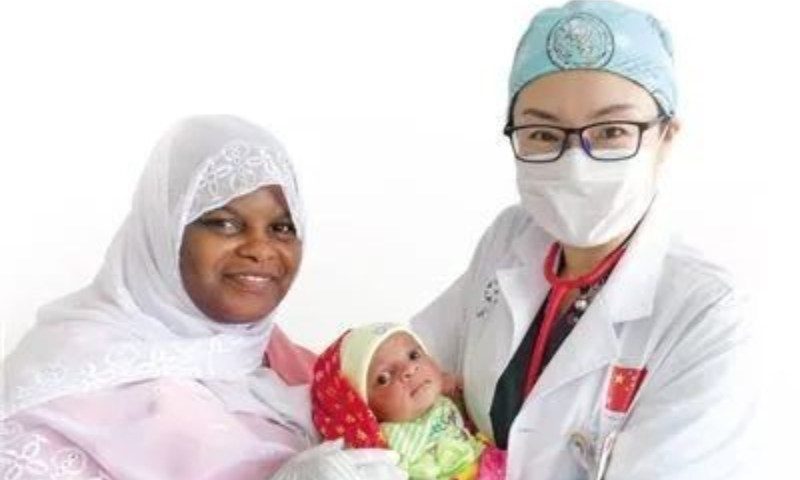 The mother of a patient takes a photo with Liu Xin. Photo: Courtesy of Liu Xin 