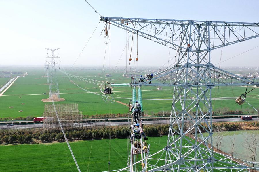 Uncovering electrical workers' operation on power towers