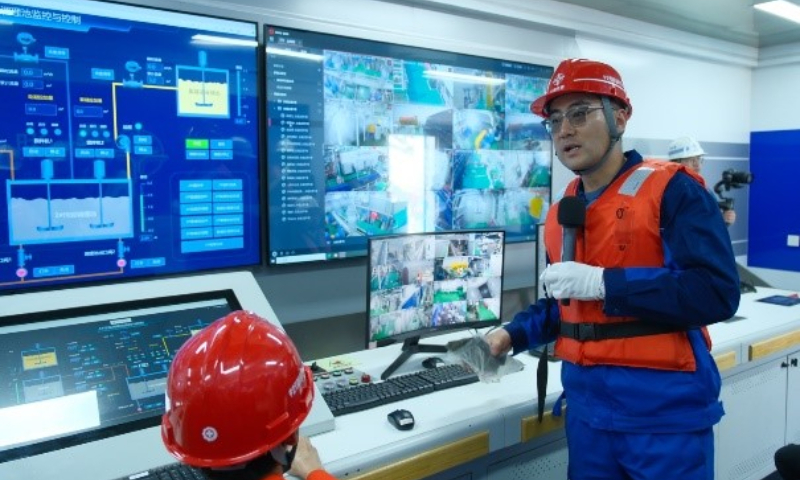 Staff explain the ecological dredging project for the Meiliang Lake area of Taihu Lake in Wuxi, East China's Jiangsu Province on March 22, 2024. Photo: Zhang Yiyi/GT