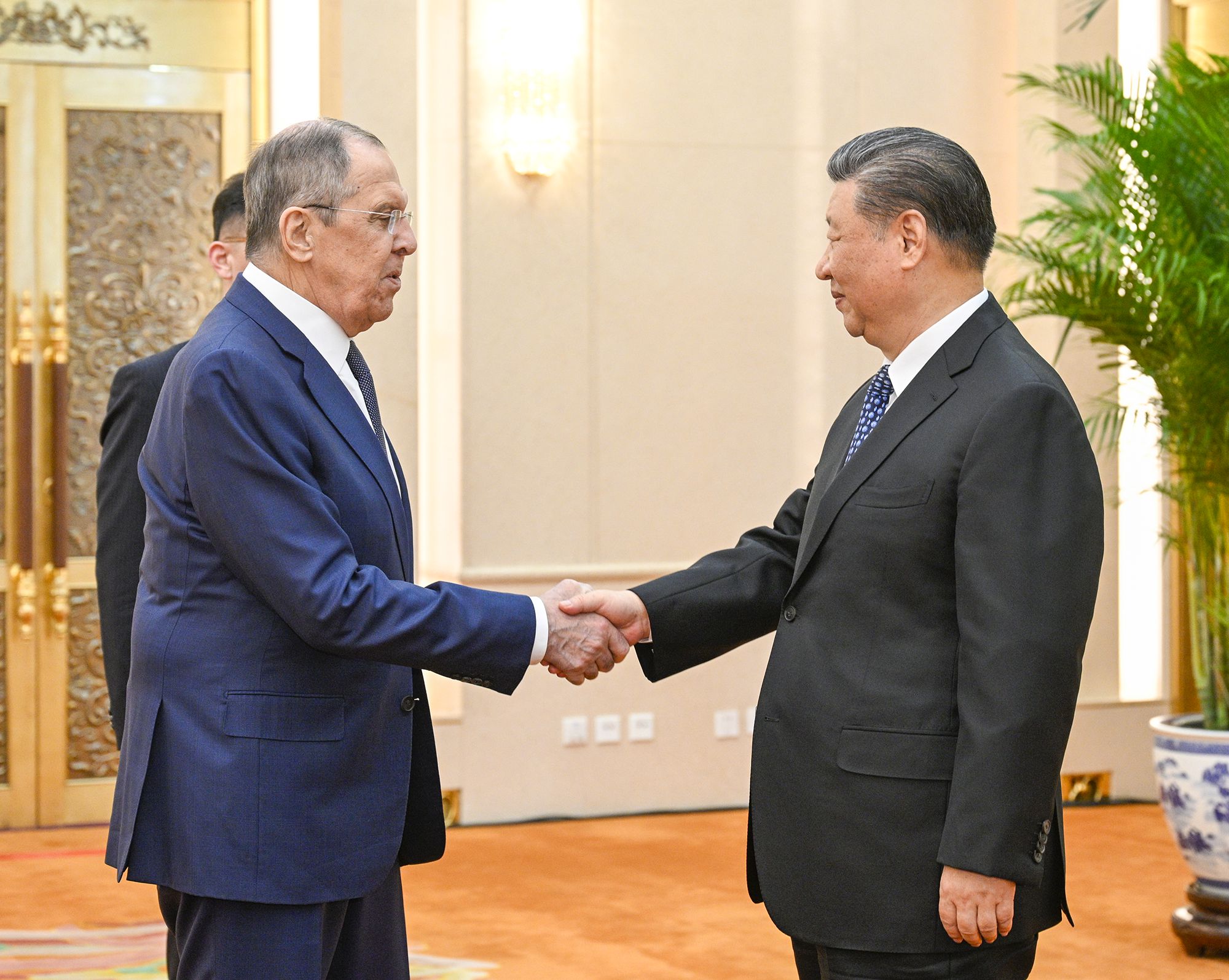 Chinese President Xi Jinping (right) greets Russian Foreign Minister Sergey Lavrov at the Great Hall of the People in Beijing on April 9, 2024. Photo: Xinhua