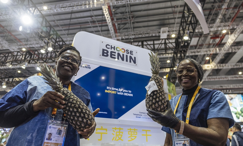 Exhibitors from Benin present pineapples at the 7th CIIE in Shanghai on November 7, 2024. Photo: Li Hao/GT