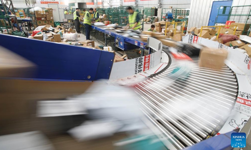 Staff members sort packages at a logistic center of Daoxian branch of China Post in Daoxian County, central China's Hunan Province, Nov. 11, 2024. Manufacturers, e-commerce platforms and logistics companies across the country are busy coping with consumer's demand during China's annual Double 11 shopping festival.(Photo:Xinhua)