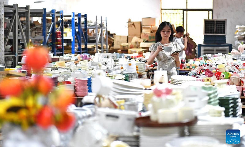 Tourists visit a ceramics low-price shopping area in Liling City, central China's Hunan Province, Sept. 26, 2024. Liling of Hunan Province boasts a long history of ceramic production. The city now has more than 650 ceramic production enterprises and nearly 200,000 related employees. In recent years, local ceramic production enterprises have intensified their efforts to improve the making techniques. Some of them have also organized ceramics making experience activities and low-price shopping areas to attract tourists. (Photo: Xinhua)