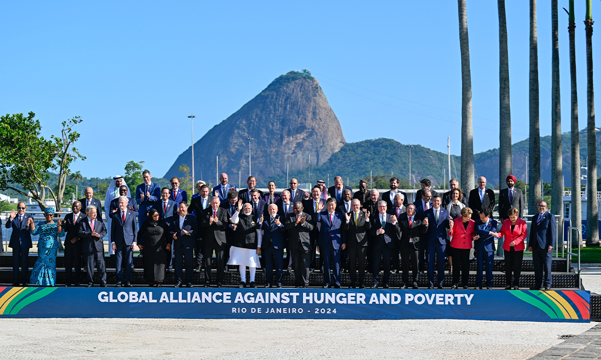 Chinese President Xi Jinping (ninth from right) and other leaders attending the 19th G20 Summit pose for a group photo for the Global Alliance Against Hunger and Poverty initiated by Brazil in Rio de Janeiro, Brazil on November 18, 2024. Photo: Xinhua