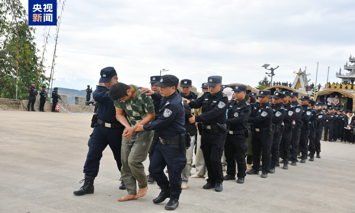 Police transfer a group of Chinese nationals suspected of cross-border telecom fraud from Myanmar to China after being apprehended in Myanmar's Tangyan region. Photo: CCTV