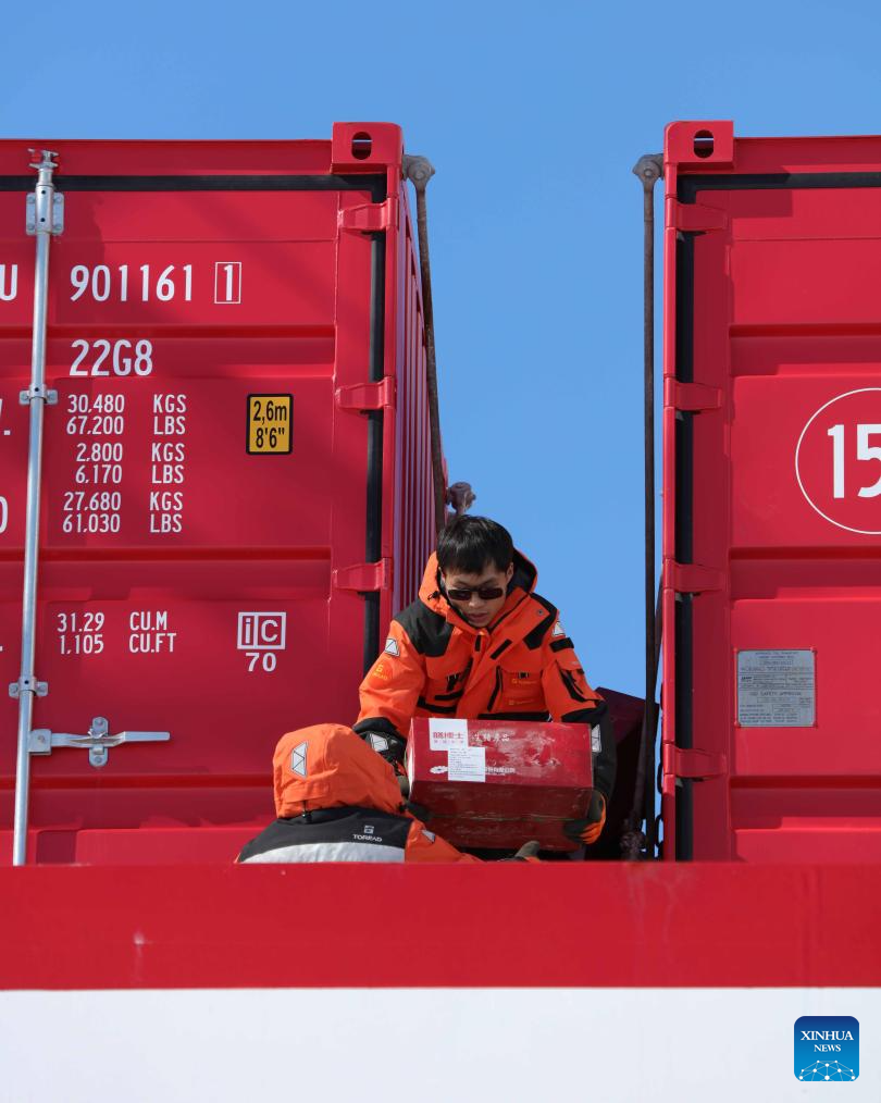 China's 41st Antarctic Expedition team carries out unloading operations surrounding Zhongshan Station